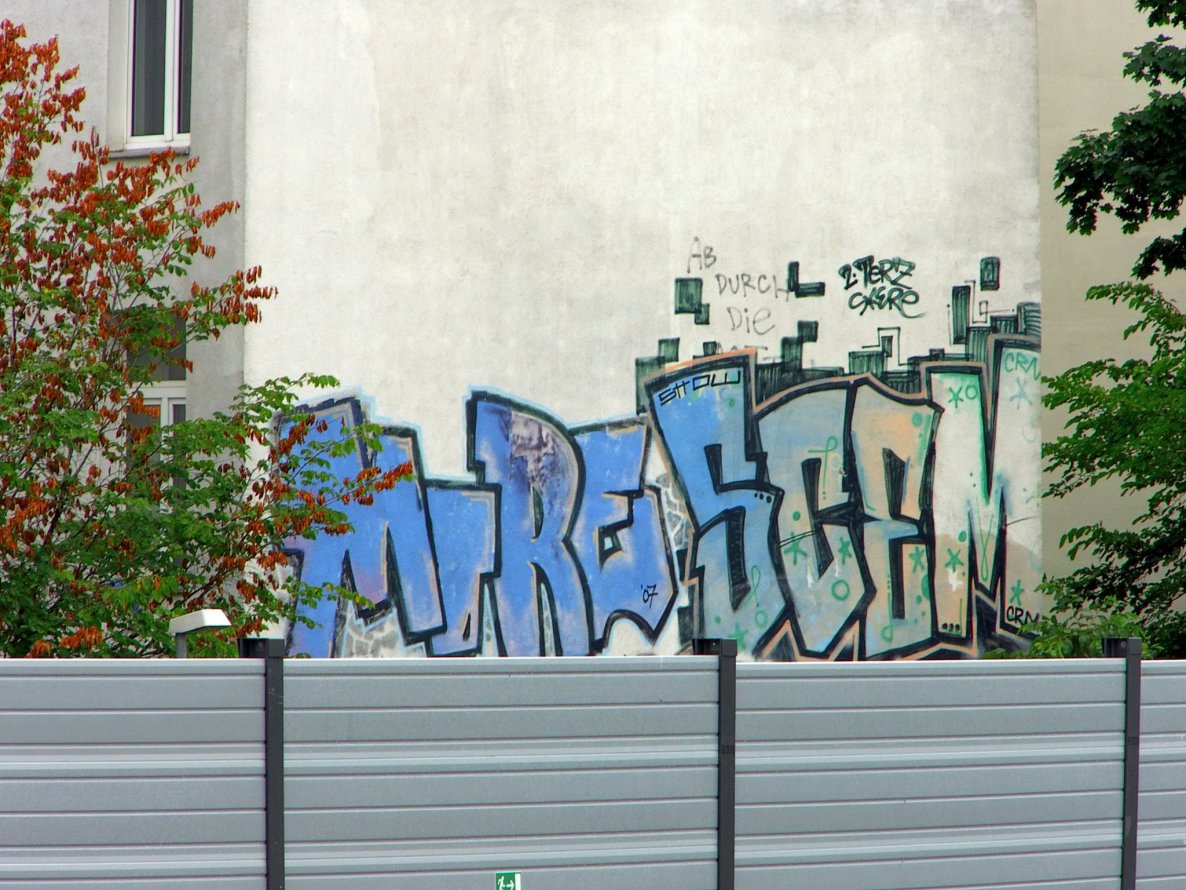 Graffiti Bombing - Photo by GBBI - mor, scem, crn (2007)