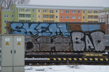 Graffiti Wall in Berlin - Photo by GBBI - skem, dh, bad
