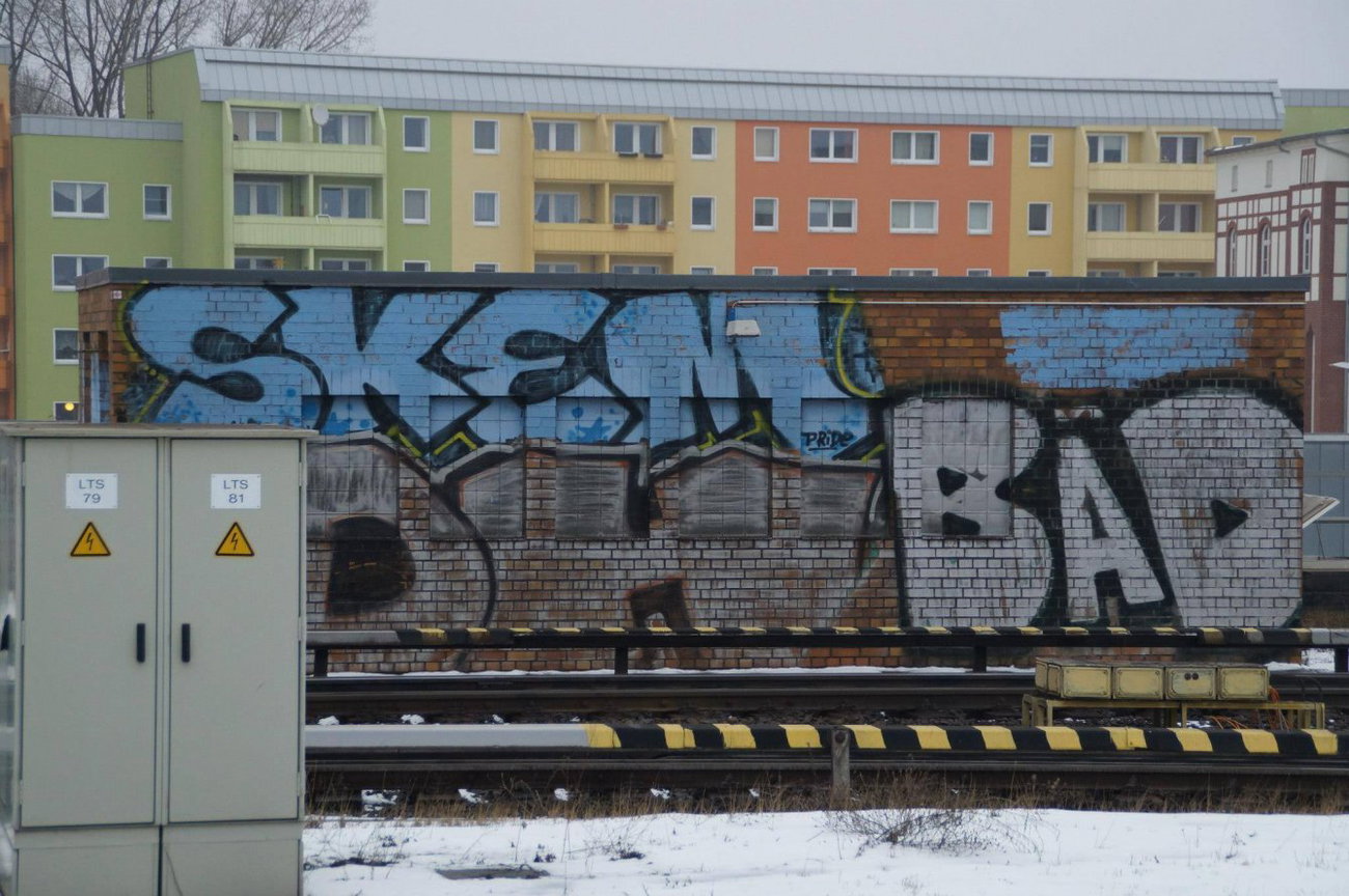 Graffiti Wall in Berlin - Photo by GBBI - skem, dh, bad