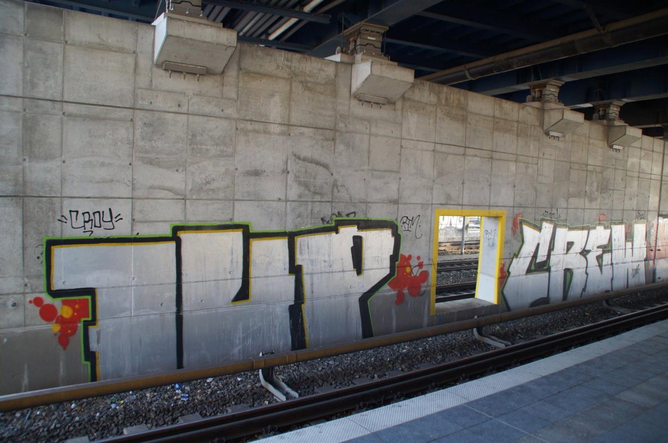 Graffiti Wall in Berlin - Photo by GBBI - 1up, 1up, crew