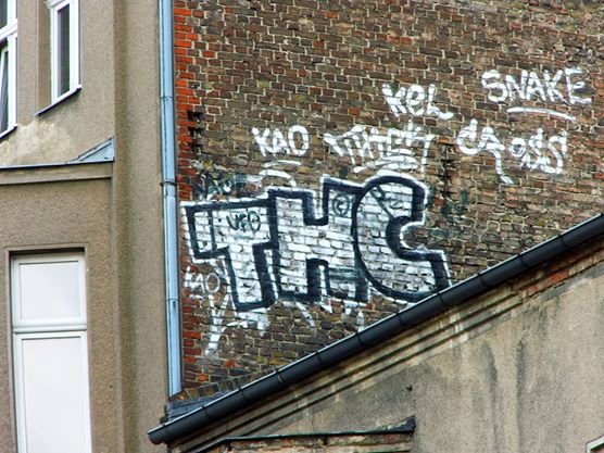 Graffiti Bombing in Berlin - Photo by GBBI - thc, ufo, berlin