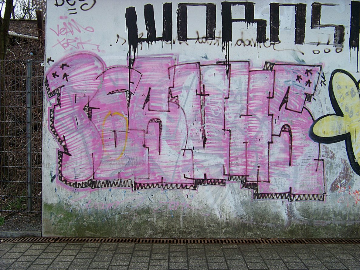 Graffiti Wall in Berlin - Photo by GBBI - bes, vhs, veam