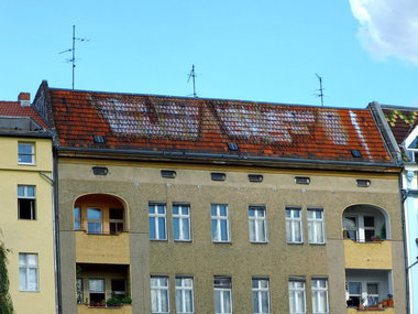 Graffiti Bombing in Berlin - Photo by GBBI - üf, berlin
