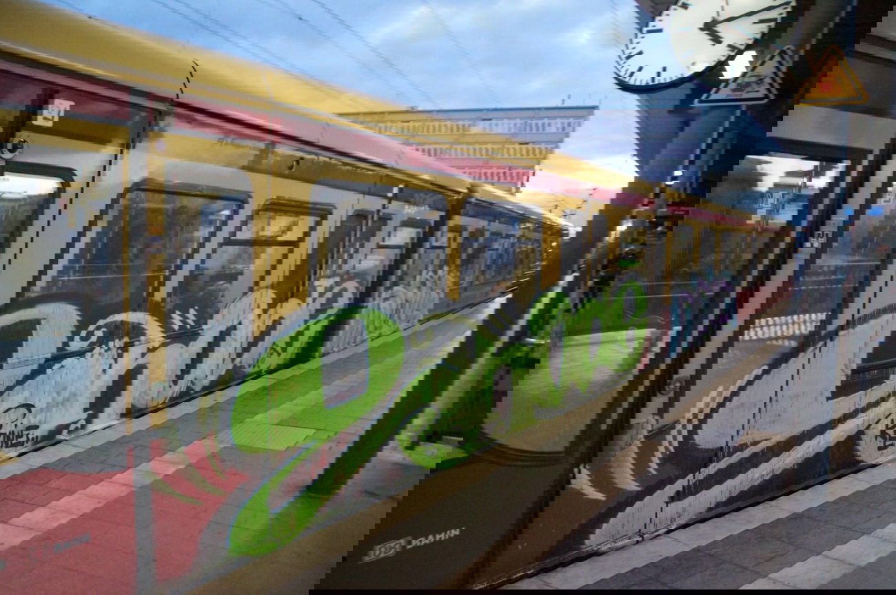 Graffiti Train in Berlin - Photo by GBBI - sbahn, berlin, gnade