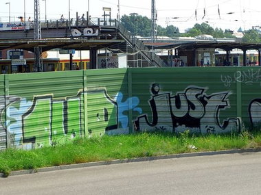 Graffiti Wall in Berlin - Photo by GBBI - 1up, oneup, just