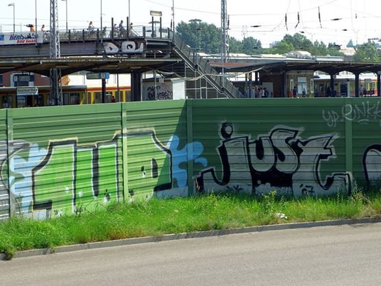 Graffiti Wall in Berlin - Photo by GBBI - 1up, oneup, just