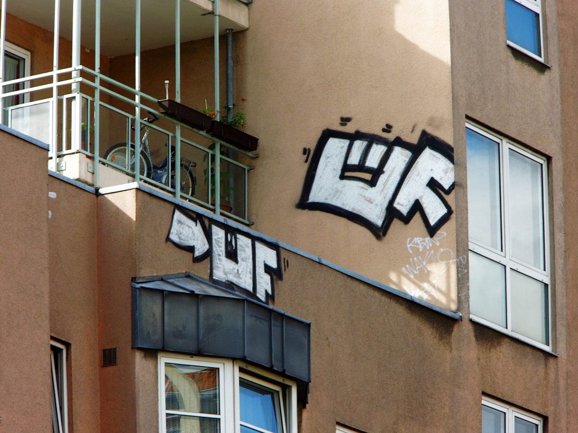 Graffiti Wall in Berlin - Photo by GBBI - üf, berlin, roof