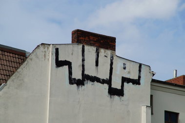 Graffiti Wall in Berlin - Photo by GBBI - 1up, oneup, roof