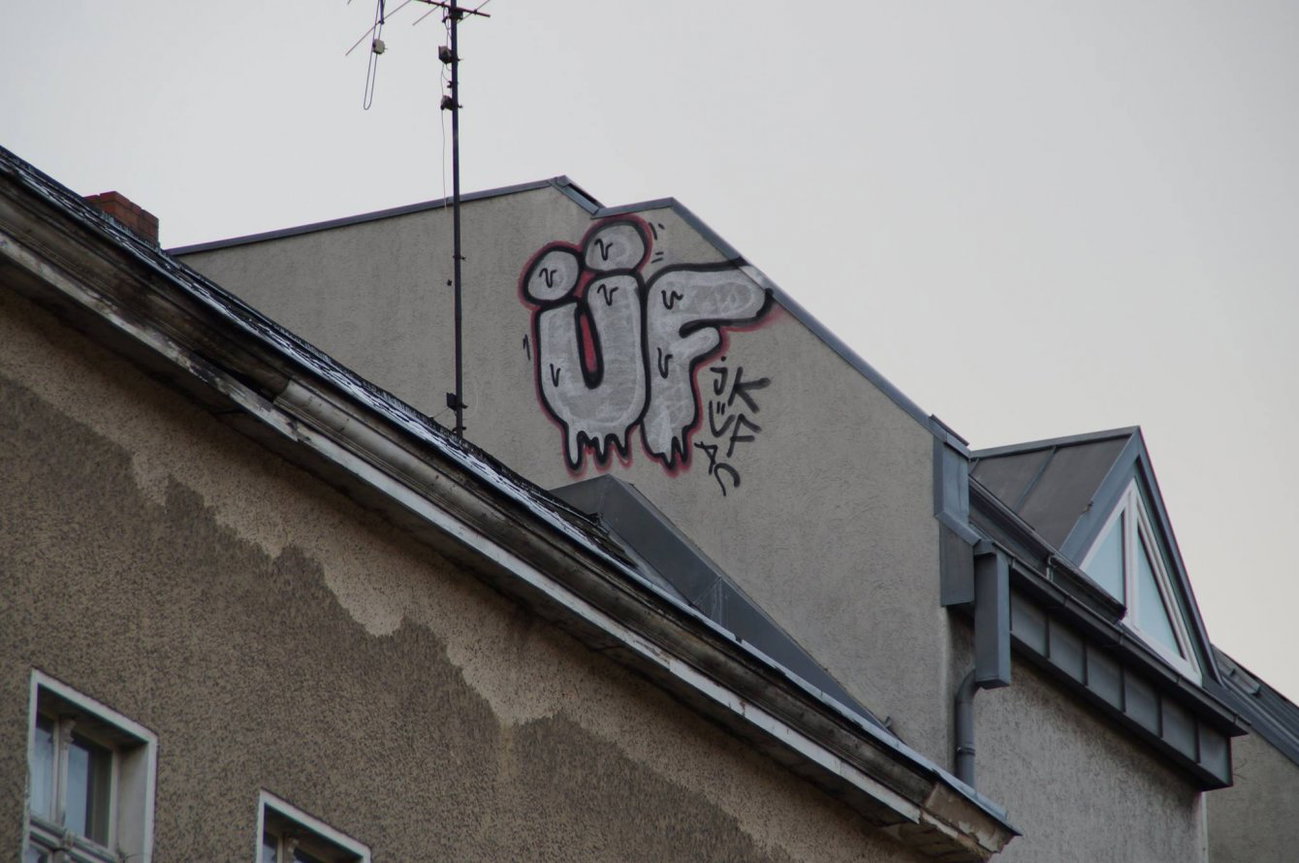 Graffiti Wall in Berlin - Photo by GBBI - üf, rooftop, berlin