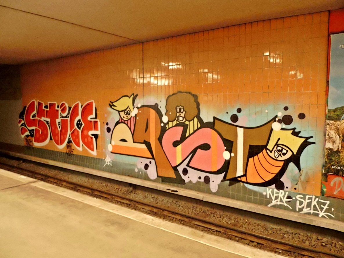 Graffiti Wall in Berlin - Photo by GBBI - stice, sekz (2014)