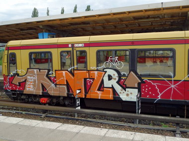 Graffiti Train in Berlin - Photo by GBBI - knzr, sbahn, berlin