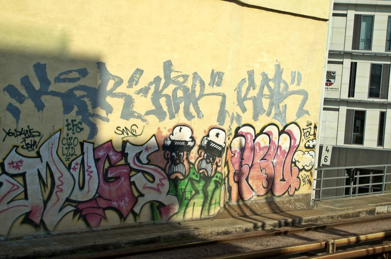 Graffiti Wall - Photo by GBBI - mugs, fou, kar