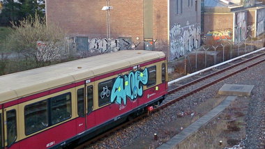 Graffiti Train - Photo by GBBI - smoc, sbahn, berlin