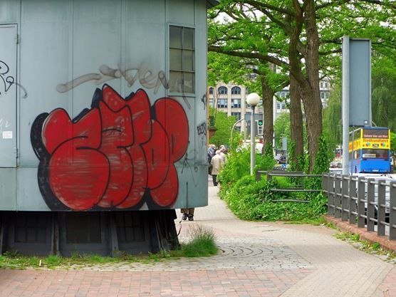 Graffiti Bombing - Photo by GBBI - zztop, hamburg
