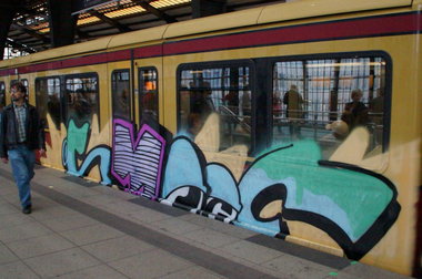 Graffiti Train - Photo by GBBI - smooc, sbahn, berlin