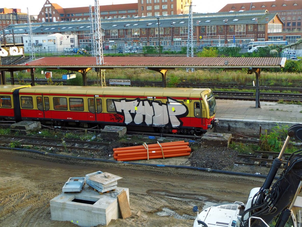 Graffiti Train - Photo by GBBI - thup, sbahn, berlin