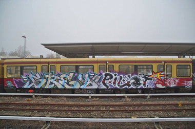 Graffiti Train - Photo by GBBI - grey, pilot, dh