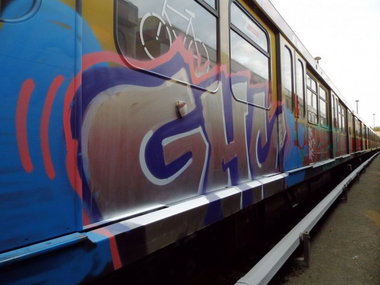 Graffiti Train - Photo by GBBI - ghc, sbahn, berlin