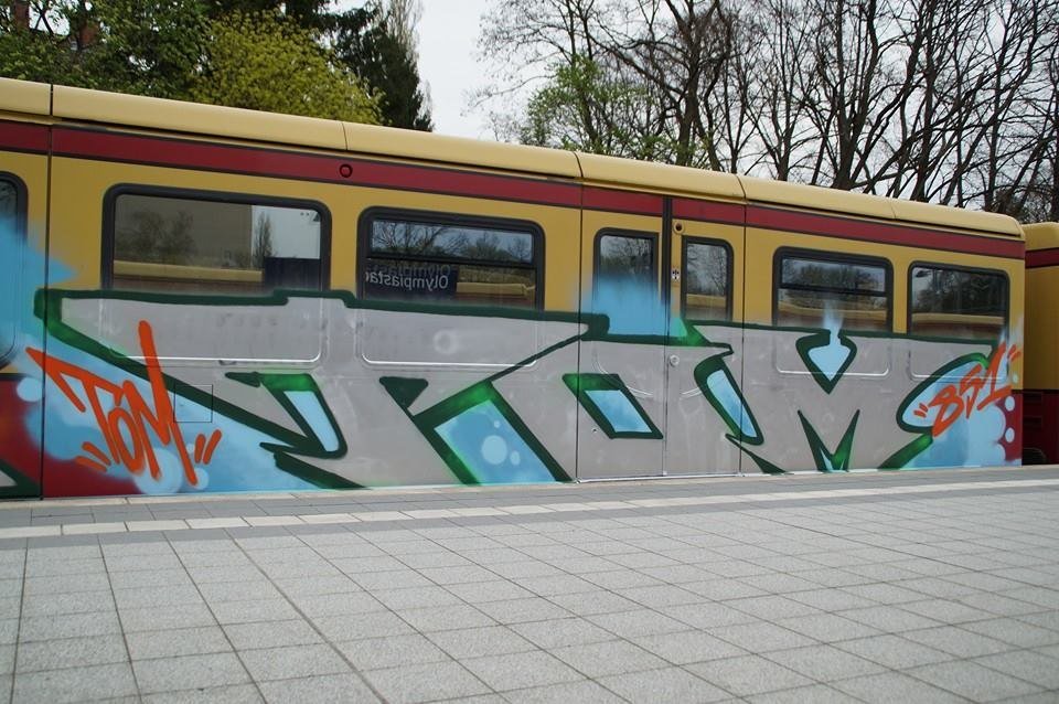 Graffiti Train - Photo by GBBI - tom, 851, tck