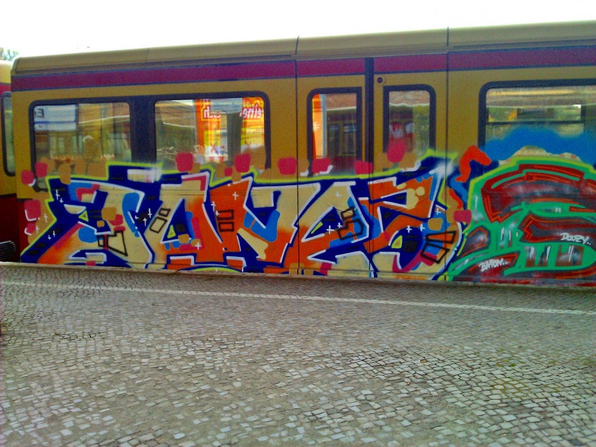 Graffiti Train - Photo by GBBI - jones, berlin, sbahn
