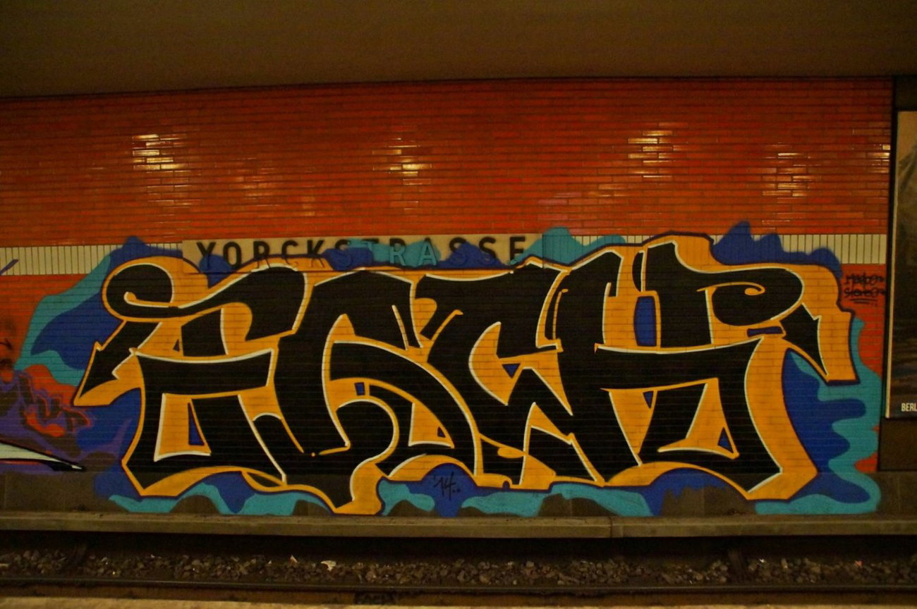 Graffiti Wall - Photo by GBBI - fach, berlin, ubahn