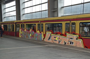 Graffiti Train - Photo by GBBI - toylets, tls, berlin