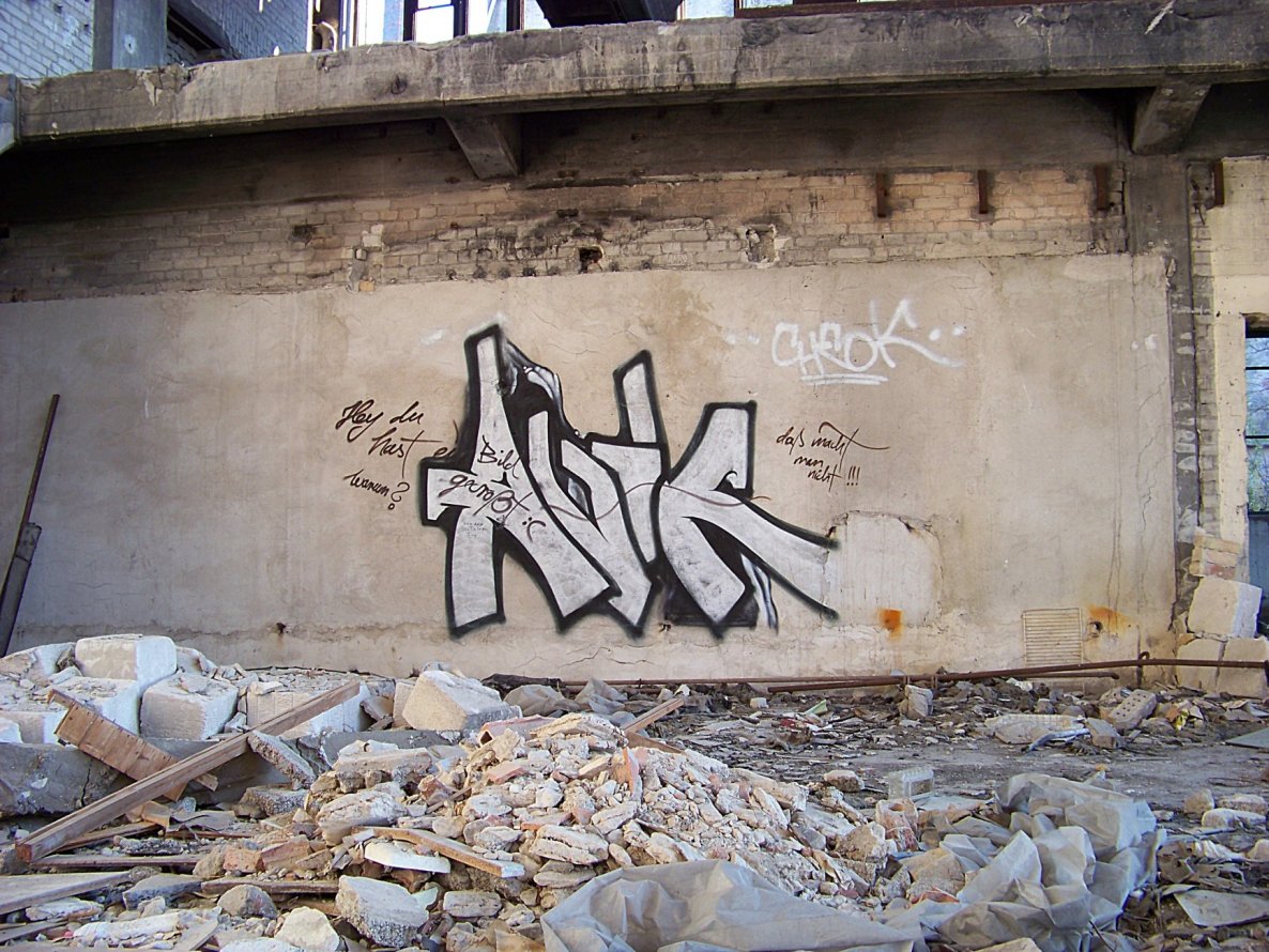 Graffiti Bombing - Photo by GBBI - avik, gecrosst, ewos
