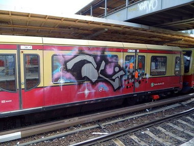 Graffiti Train - Photo by GBBI - alio, berlin, sbahn