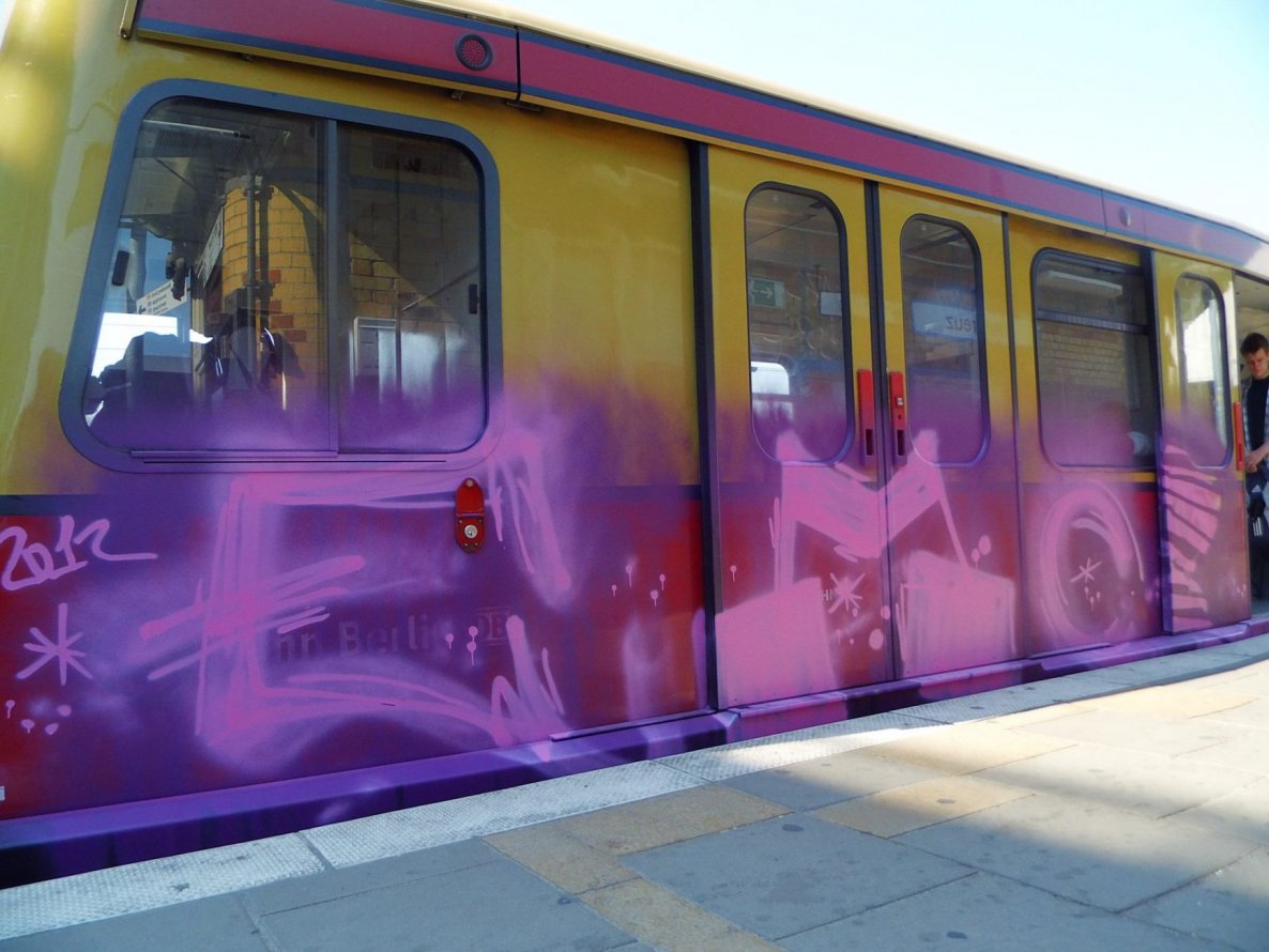 Graffiti Train - Photo by GBBI - emc, berlin, sbahn (2012)
