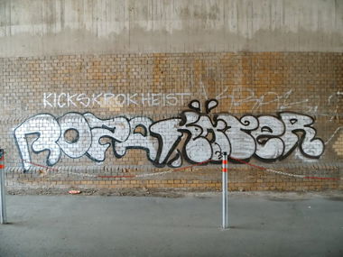 Graffiti Bombing - Photo by GBBI - roza, köter, tls
