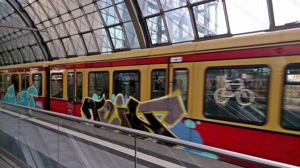 Graffiti Train - Photo by GBBI - out, tein, tods