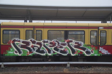 Graffiti Train - Photo by GBBI - raper, wmr, sbahn