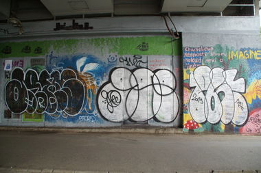 Graffiti Bombing - Photo by GBBI - post, gee, prag