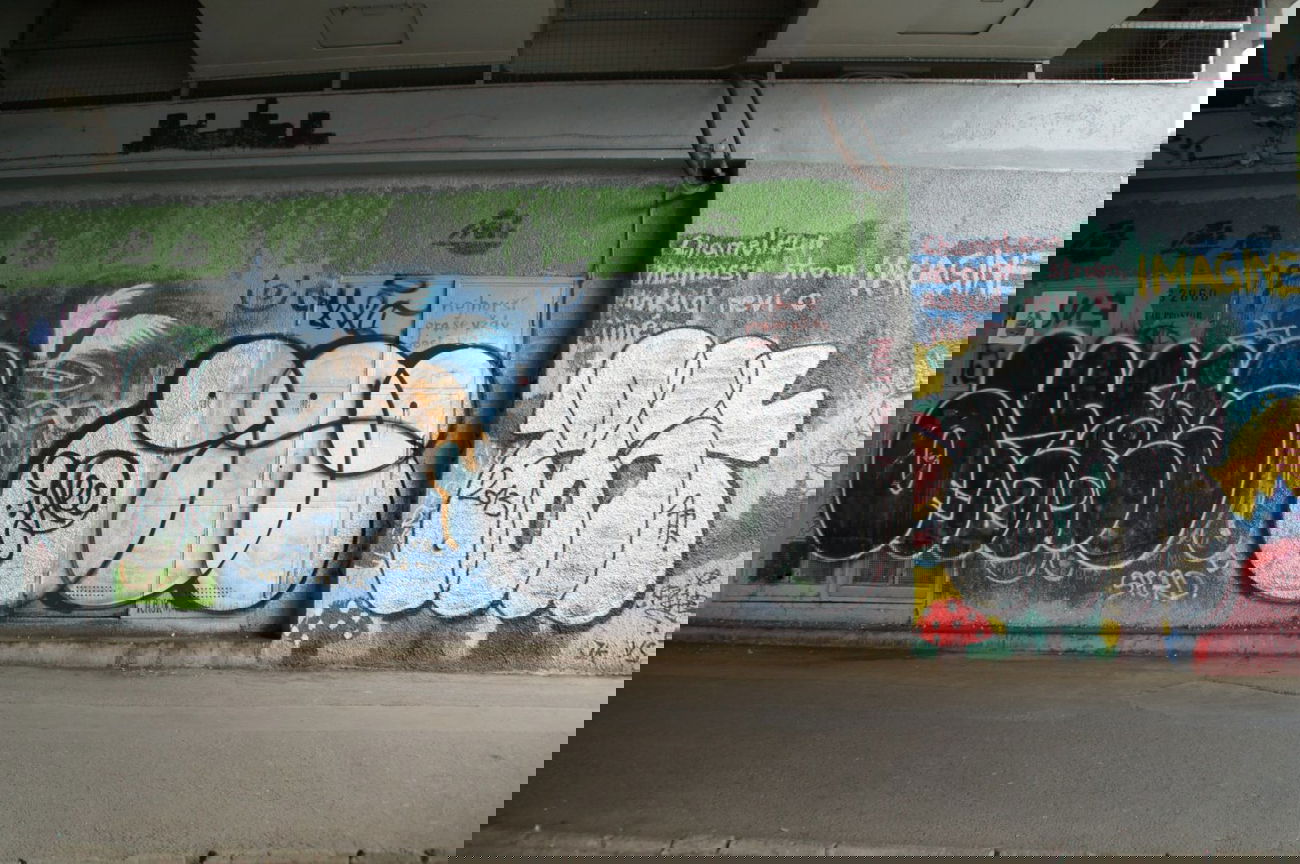 Graffiti Bombing - Photo by GBBI - post, gee, prag