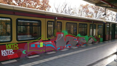 Graffiti Train - Photo by GBBI - kntr, sbahn, berlin