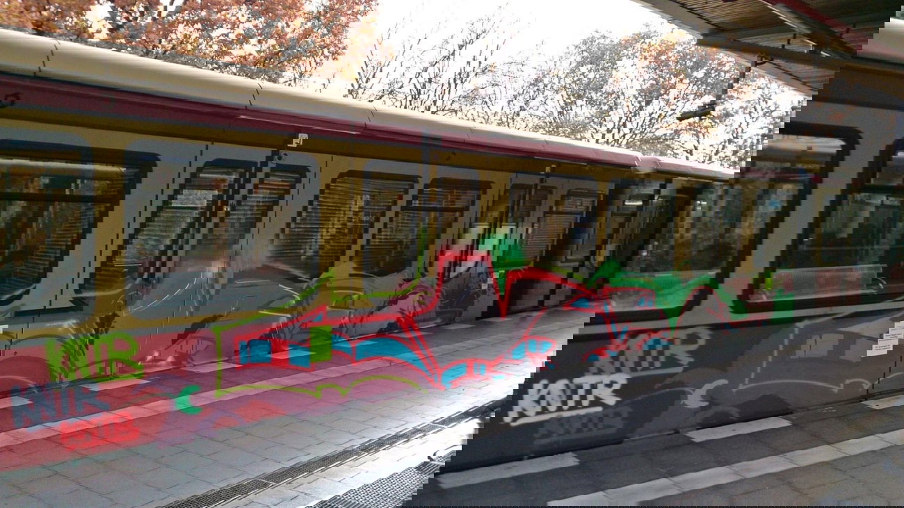 Graffiti Train - Photo by GBBI - kntr, sbahn, berlin