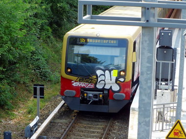 Graffiti Train - Photo by GBBI - ek, ekarte, berlin