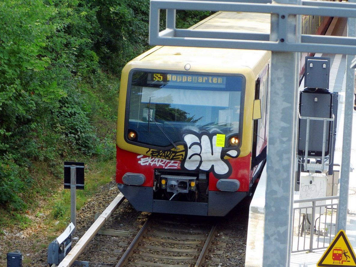Graffiti Train - Photo by GBBI - ek, ekarte, berlin