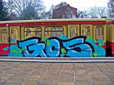 Graffiti Train - Photo by GBBI - gos, sbahn, berlin
