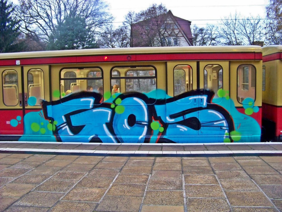 Graffiti Train - Photo by GBBI - gos, sbahn, berlin