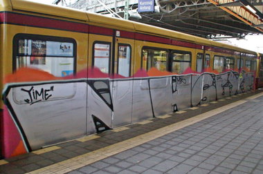 Graffiti Train - Photo by GBBI - nhsex, berlin, e2e