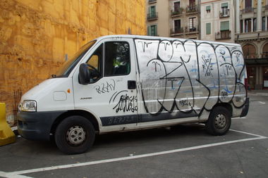 Graffiti Bombing - Photo by GBBI - limoe, barcelona