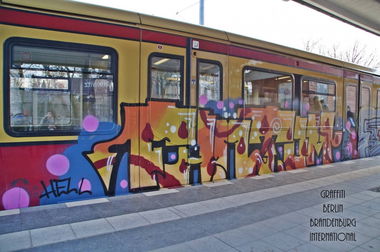 Graffiti Train - Photo by GBBI - fantom, hell, berlin