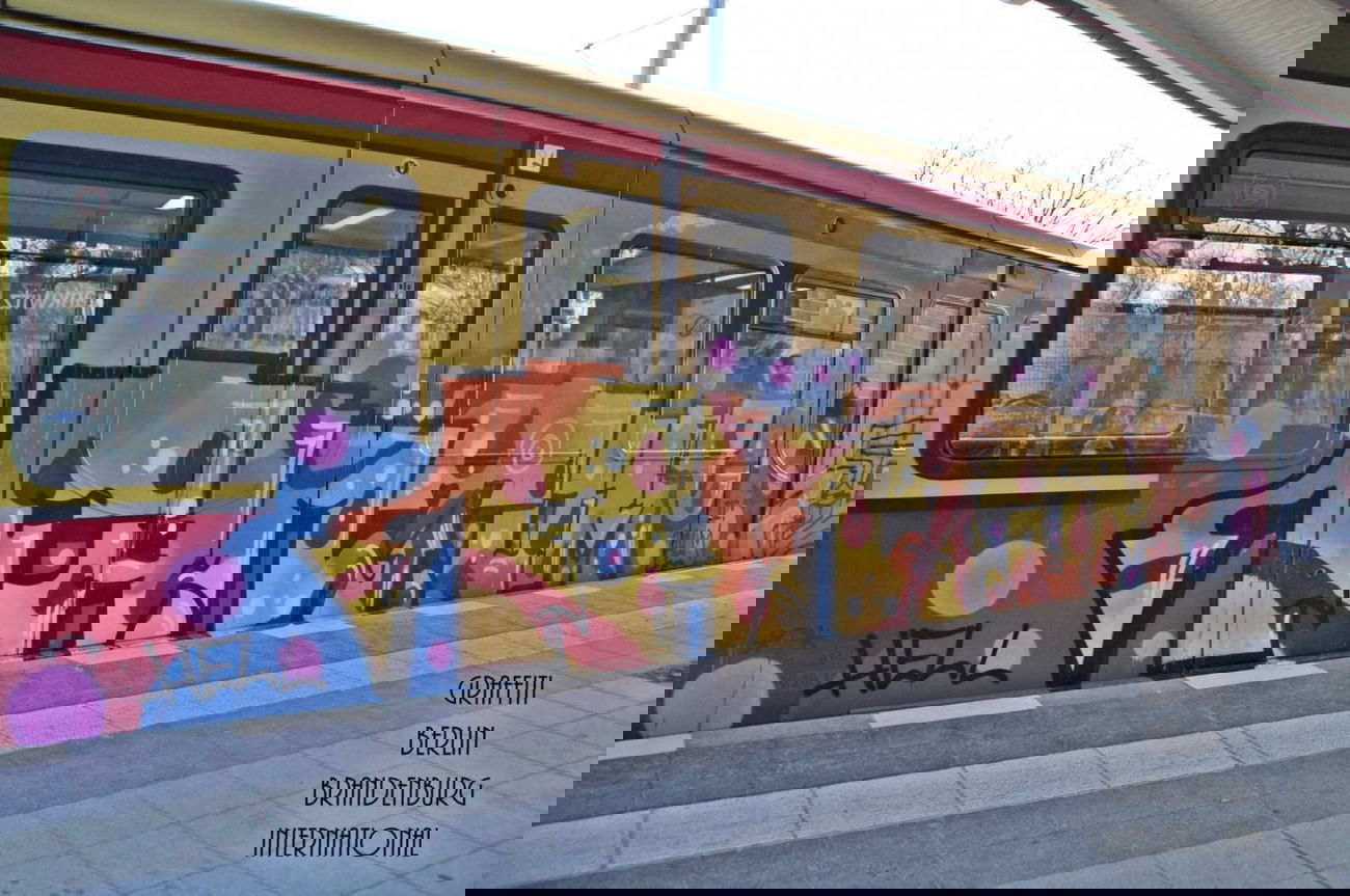 Graffiti Train - Photo by GBBI - fantom, hell, berlin