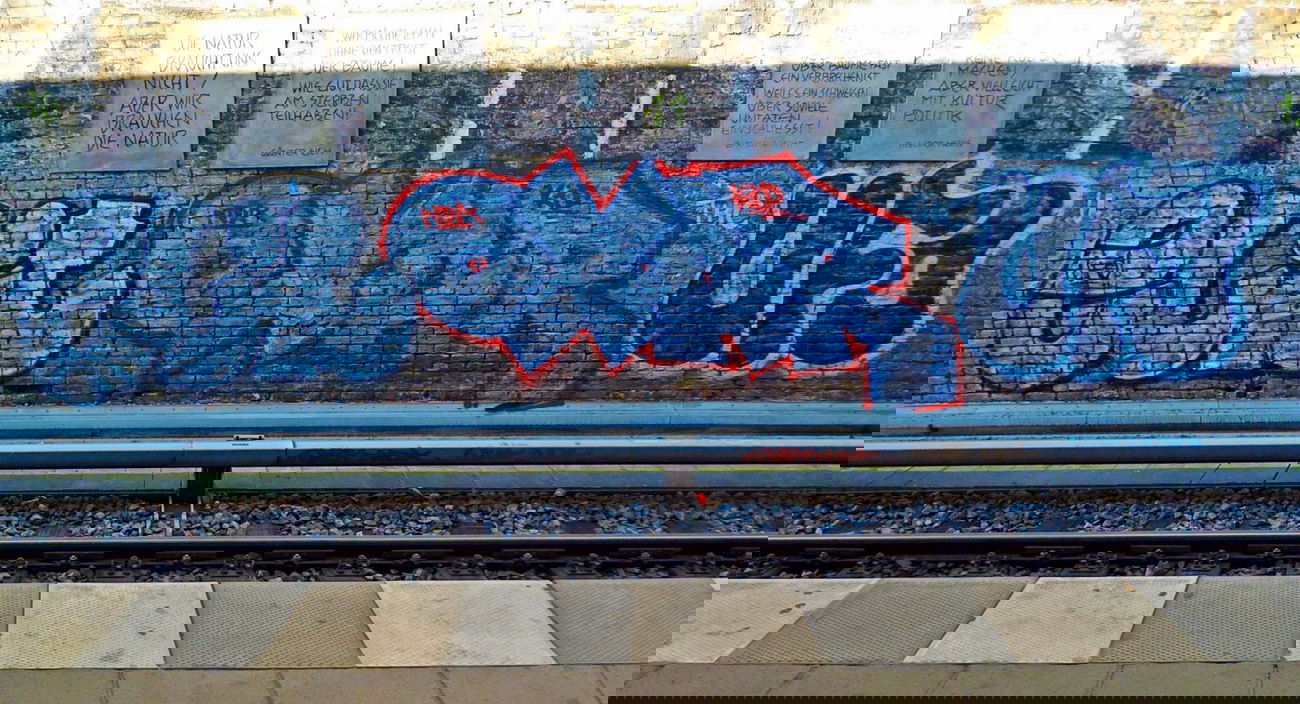 Graffiti Bombing - Photo by GBBI - elit, oxar, ufo