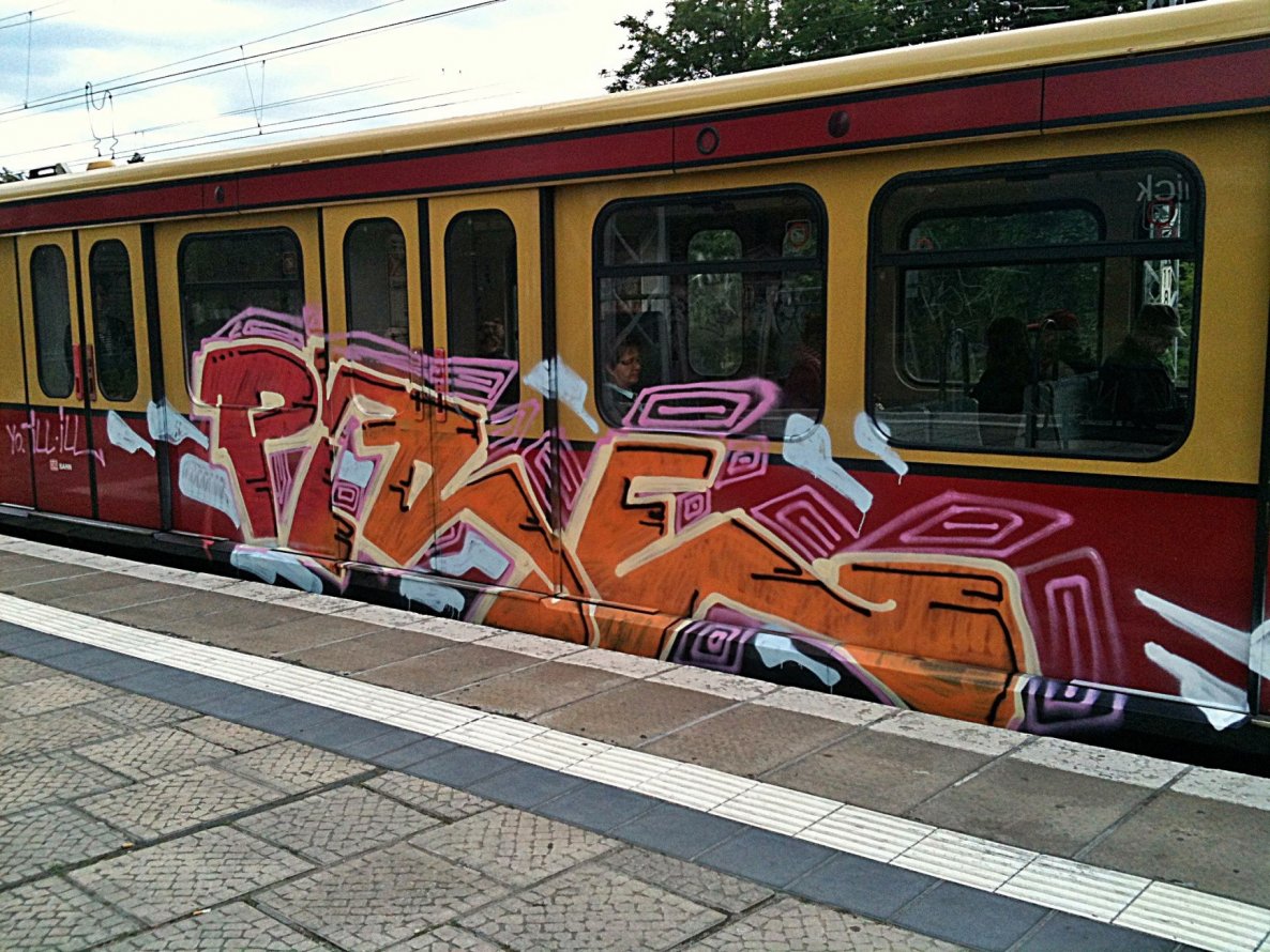 Graffiti Train - Photo by GBBI - pire, kes, berlin