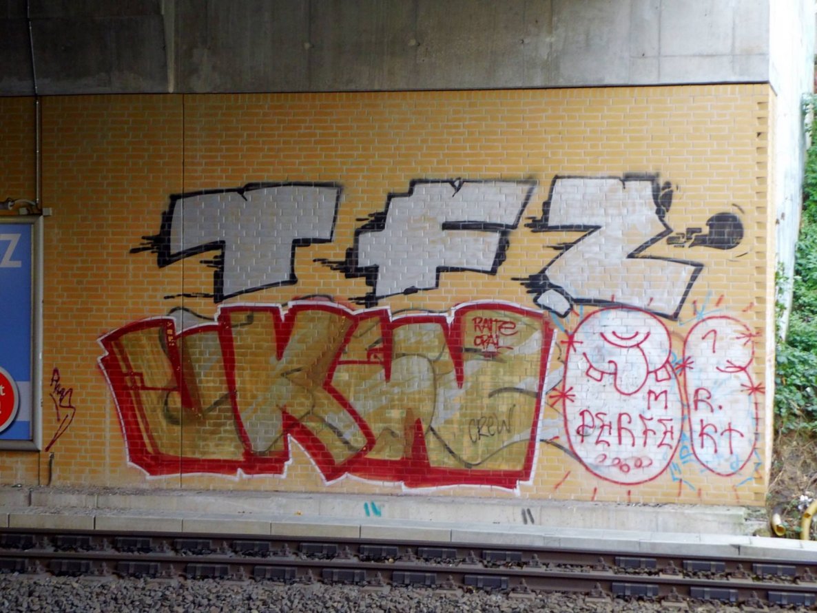 Graffiti Wall - Photo by GBBI - tfz, ukw, cl
