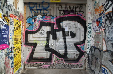 Graffiti Bombing - Photo by GBBI - 1up, oneup, berlin