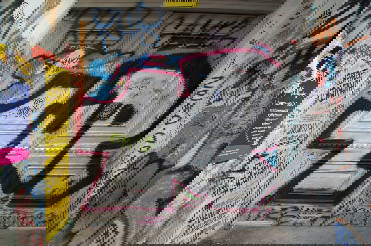 Graffiti Bombing - Photo by GBBI - 1up, oneup, berlin