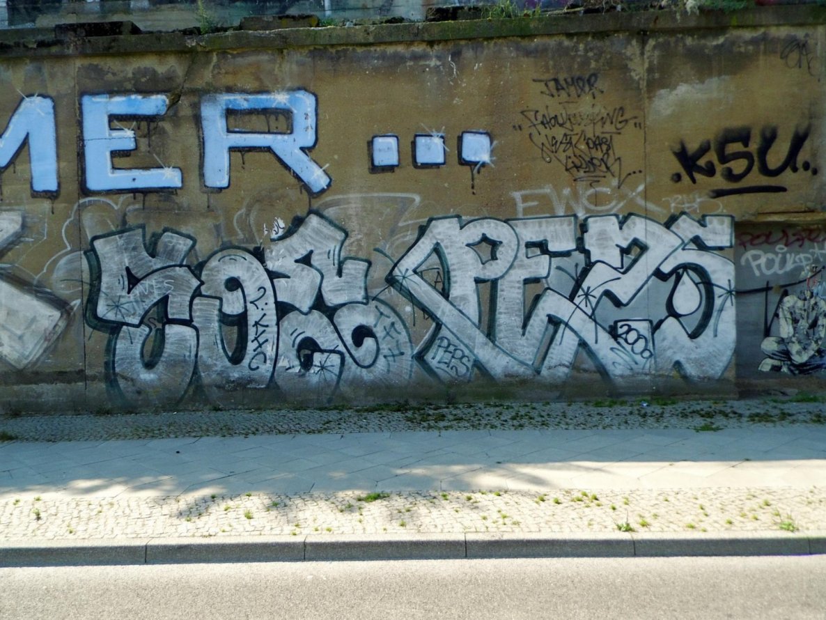 Graffiti Bombing - Photo by GBBI - soe, peps, tfz